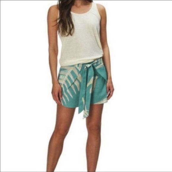 EXCELLENT CONDITION WOMEN’S MEDIUM PATAGONIA “WRAPAROUND” GARDEN ISLAND 4” SHORT - Picture 2 of 9